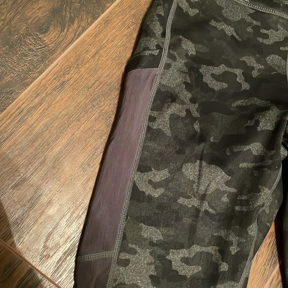 Fabletics camo capris. Barely worn. Size medium with pockets - Picture 2 of 6